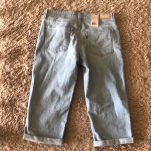 Levi’s Classic Capri- size 8. New with tags.